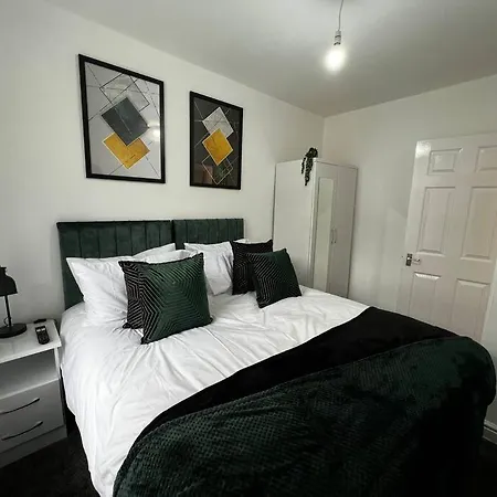 Luxe Loft Living: A Away From * Bradford (West Yorkshire)