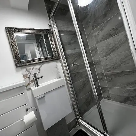 Luxe Loft Living: A Away From Bradford (West Yorkshire)