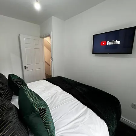 Luxe Loft Living: A Away From Bradford (West Yorkshire)
